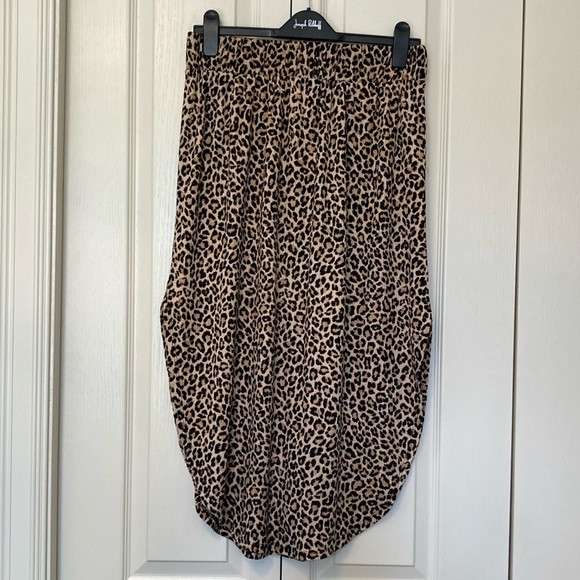 EUC Jackson Rowe Purr Print midi skirt. Leopard print. Size Large. - Picture 3 of 8